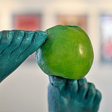 Eva s ružou (detail). Z výstavy Zrádné lásky. Foto J. Král